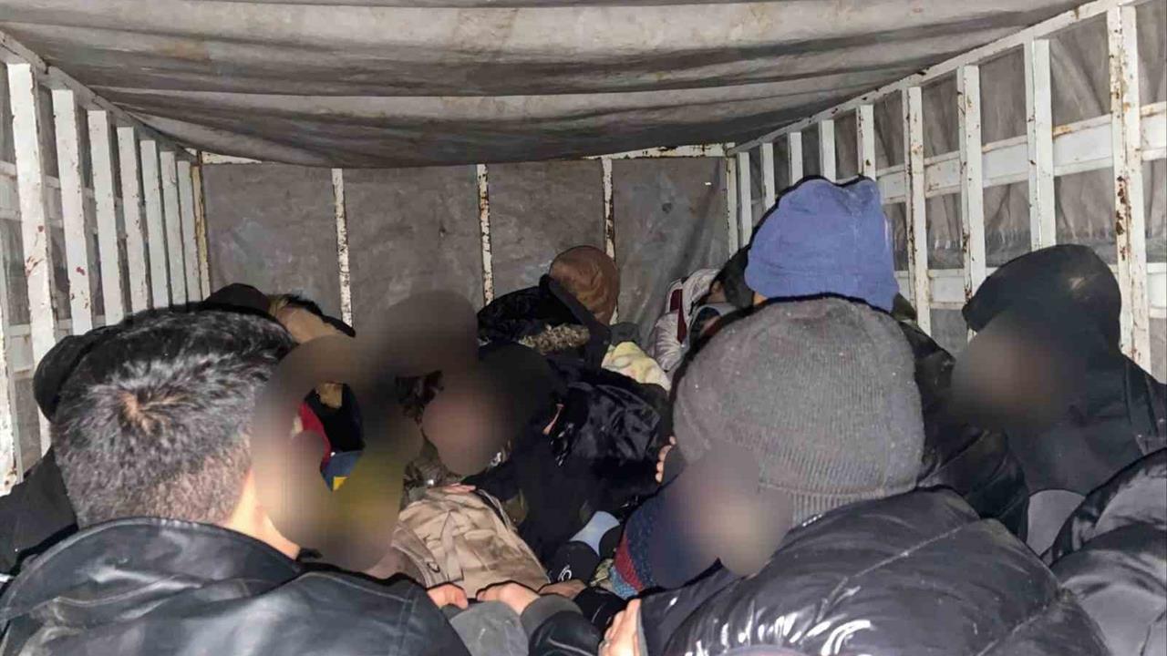 Çanakkale Merkez'de Düzenlenen Operasyonda 4 Organizator ile 75 Kaçak Göçmen Yakalandı