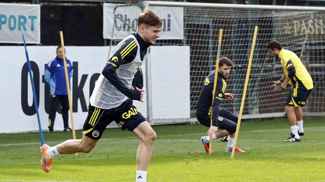 Fenerbahçe, İstanbul'da Beşiktaş ile Oynayacağı Derbi İçin Antrenman Yapıyor