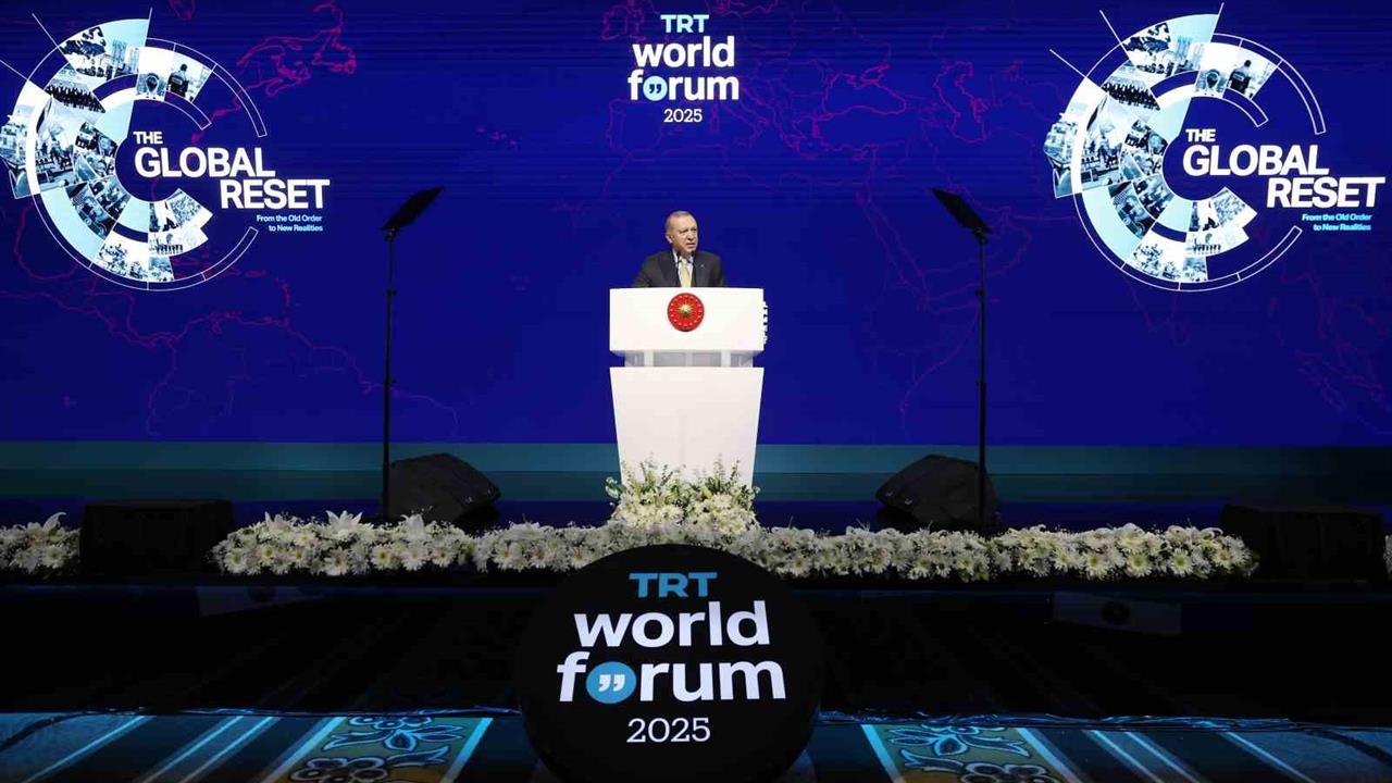 Cumhurbaşkanı Erdoğan, İstanbul'da düzenlenen TRT World Forum 2025'te, İsrail'in açlığı çocuklara karşı silah olarak kullandığını ifade etti.