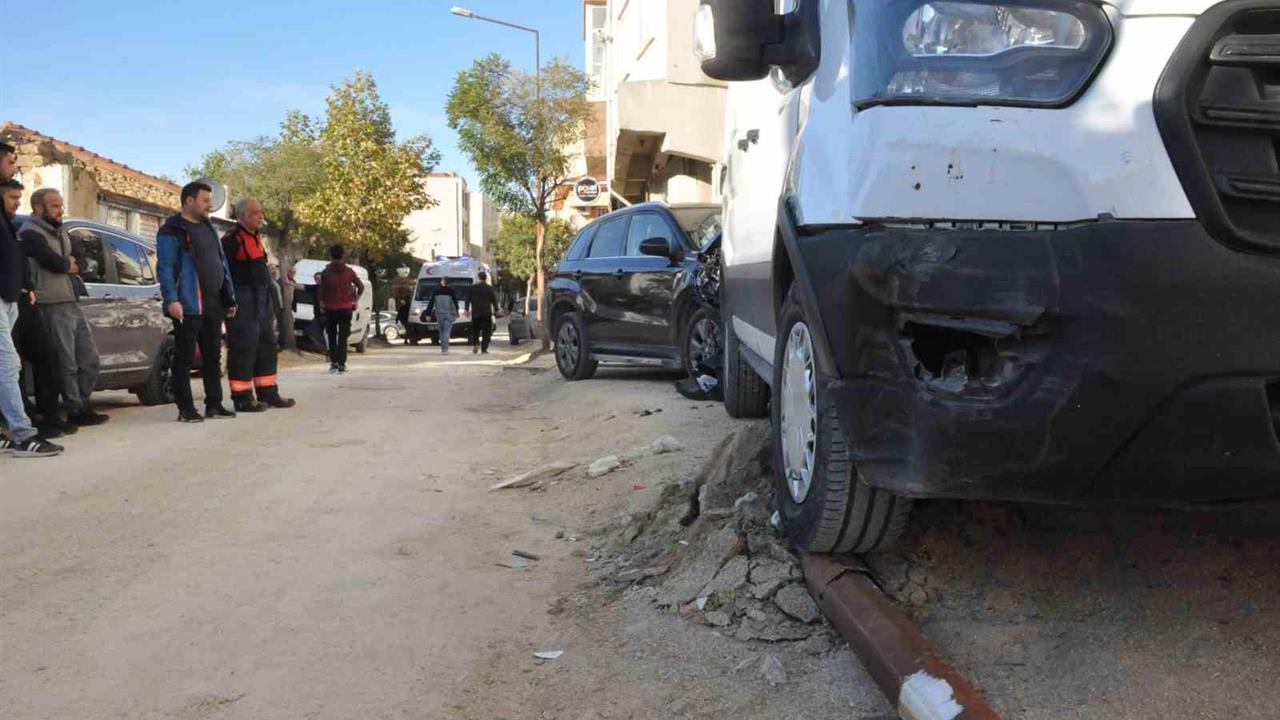 Edirne Keşan'da Otomobilin Kamyonete Çarpması Sonucu 2 Yaralı