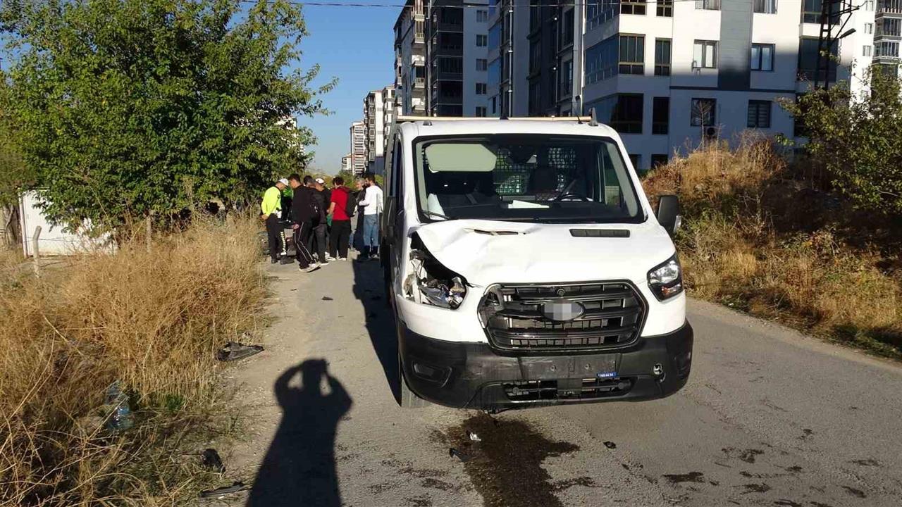Malatya Yeşilyurt'ta Kamyonet ile Elektrikli Bisikletin Çarpışması Sonucu 2 Yaralı