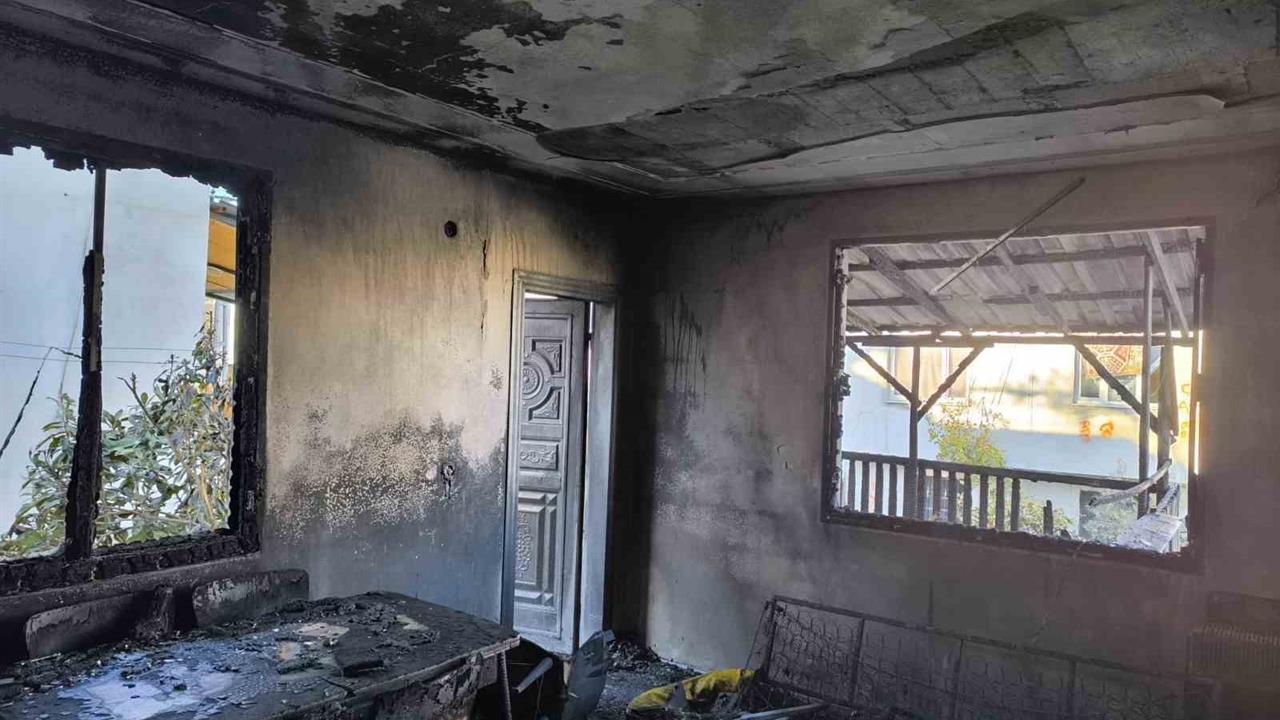 Adana Sarıçam'da Müstakil Evde Yangın Çıktı, Ev Kullanılamaz Hale Geldi