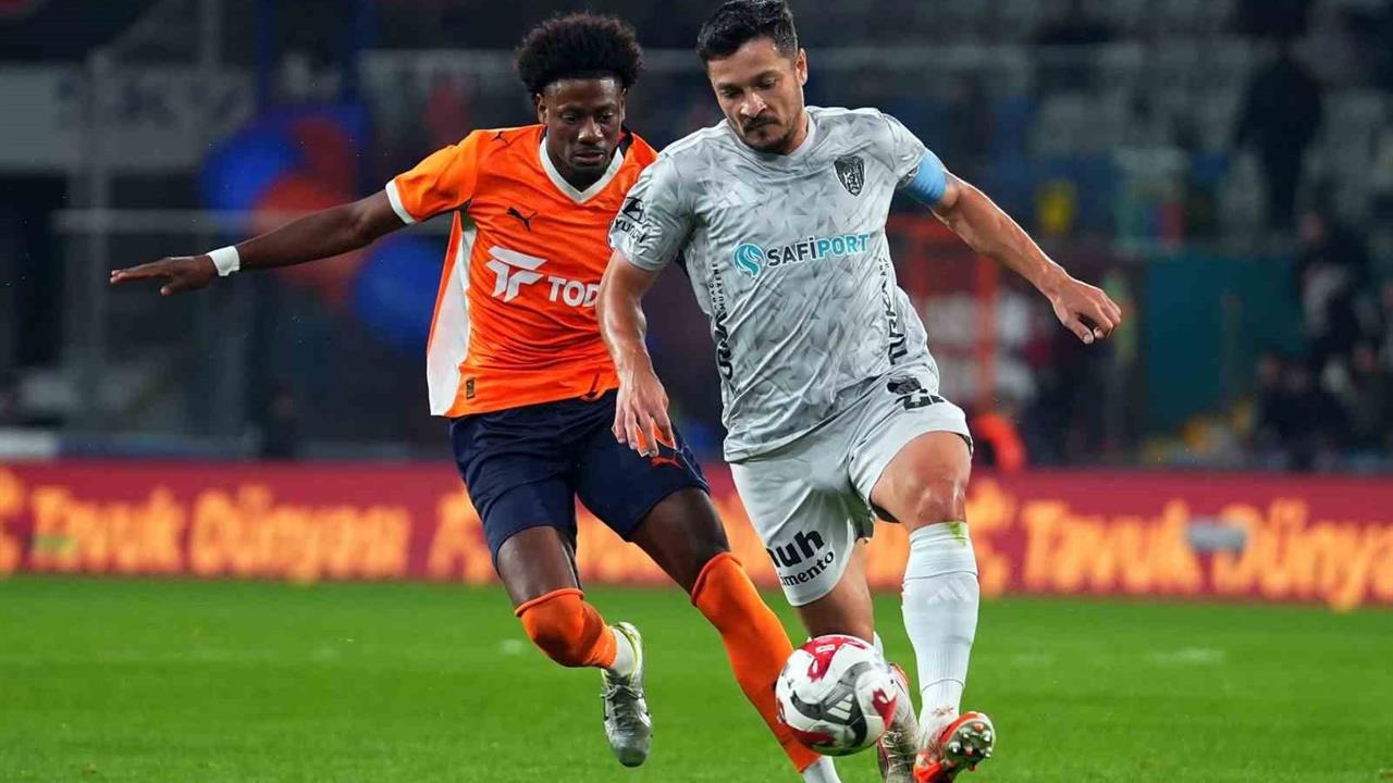 İstanbul Başakşehir'de RAMS Başakşehir ve Kocaelispor İlk Yarıda 0-0 Berabere Kaldı