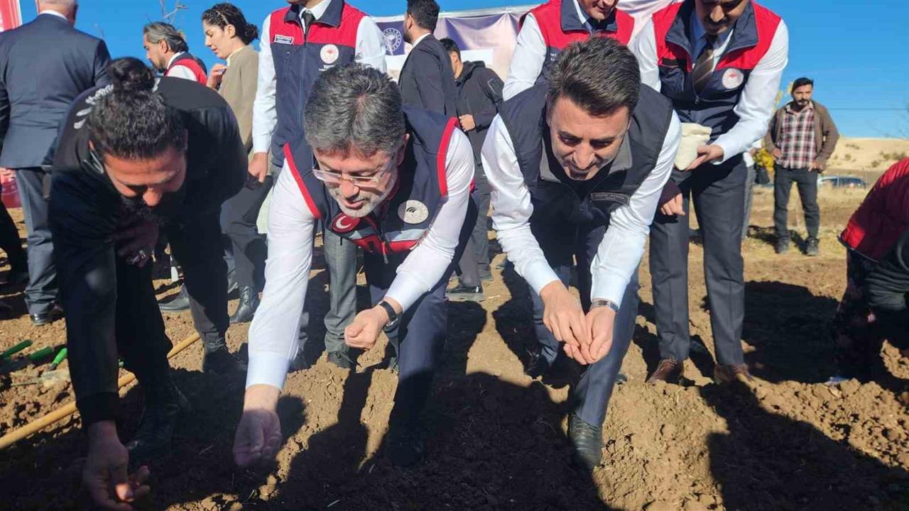 Tunceli'de Bakan Yumaklı, Dağ Sarımsağı Ekimi ve Balık Yetiştiricileriyle Bir Araya Geldi