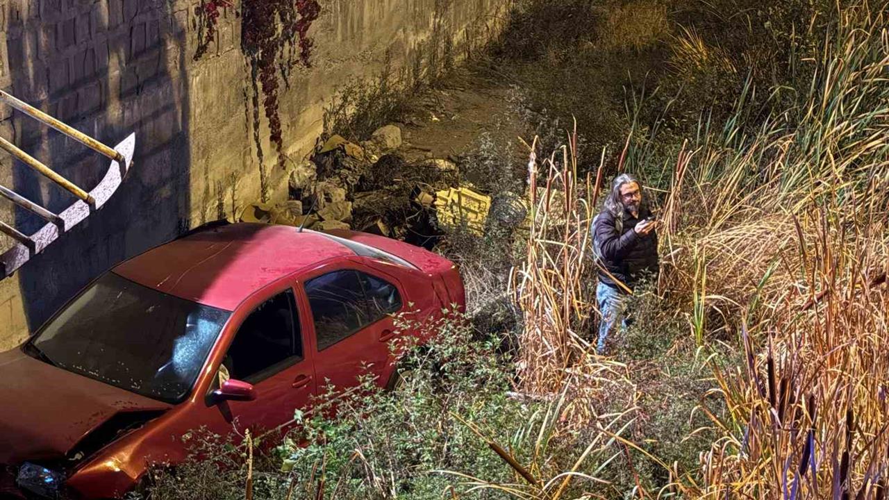 Kayseri Kocasinan'da 5 Metrelik Kanala Uçan Otomobil Sürücüsü Sağ Salim Kurtuldu