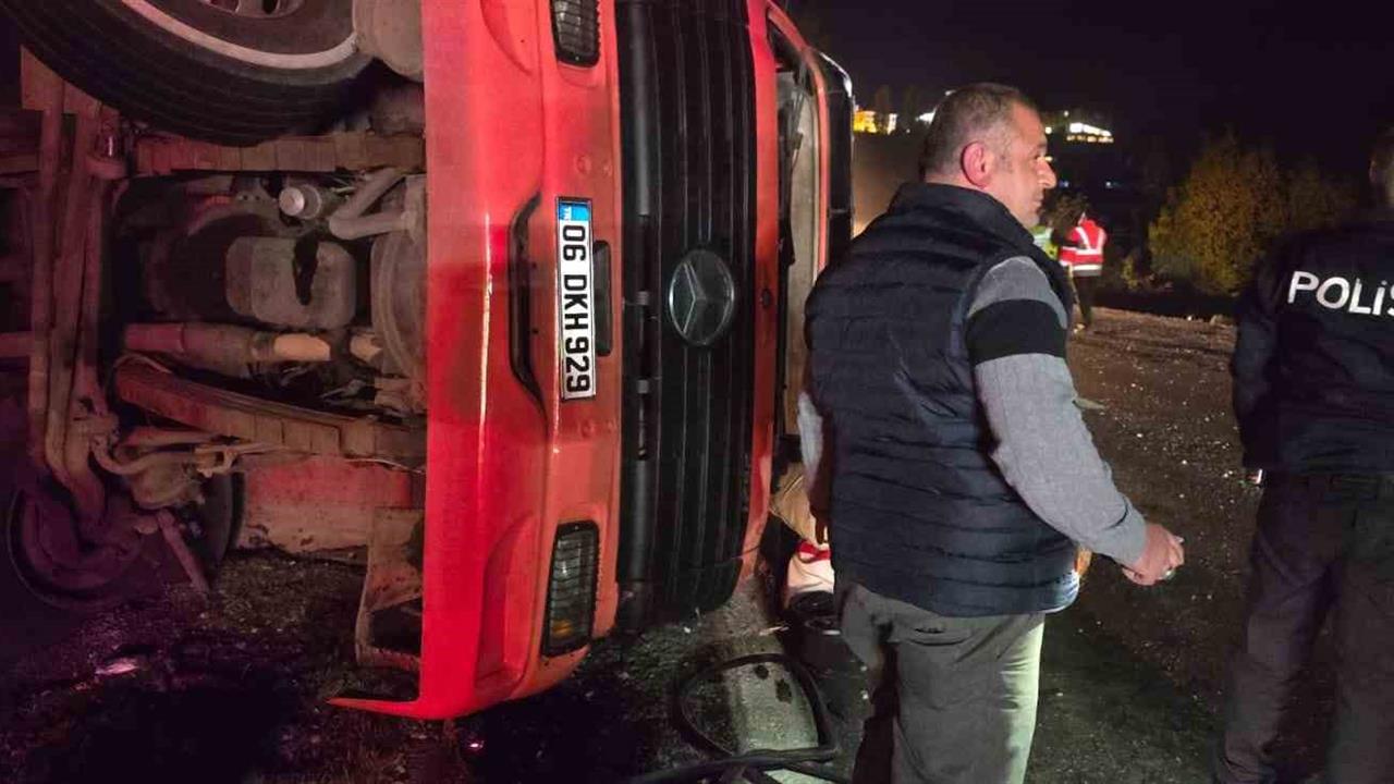 Ankara Haymana'da Virajı Alamayan Tırın Devrilmesi Sonucu 1 Yaralı