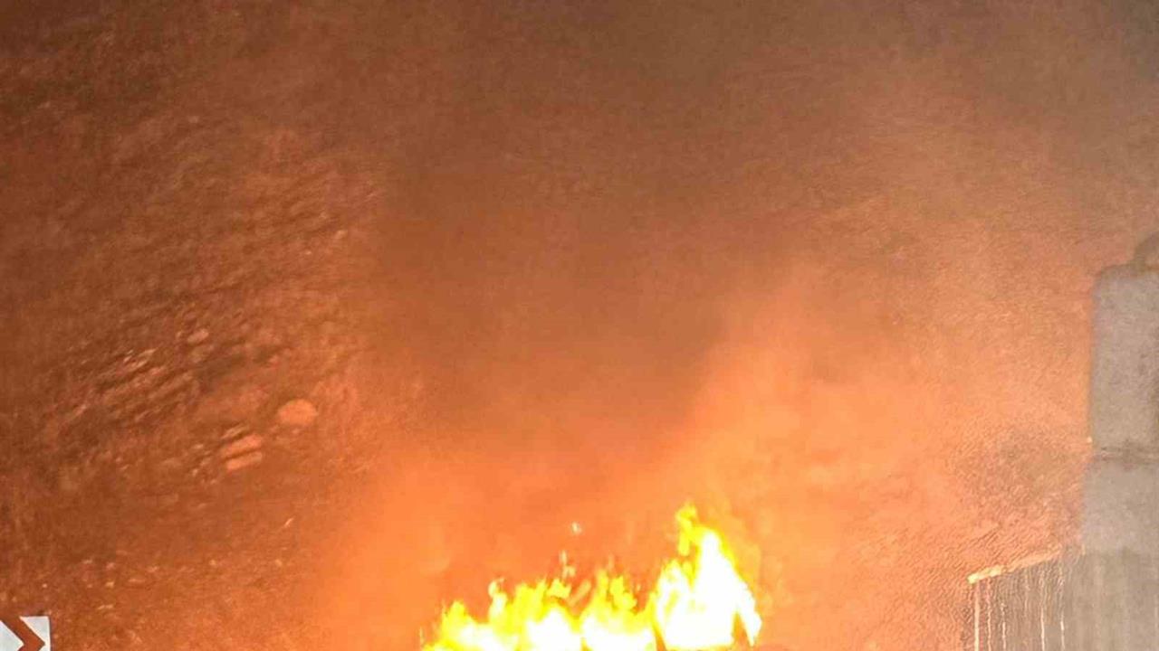 Şırnak Uludere'de Seyir Halindeyken Alev Alan Araç Kullanılamaz Hale Geldi