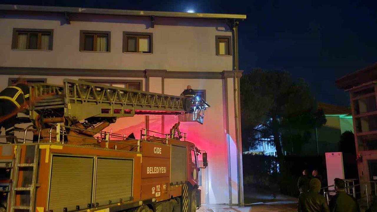 Kastamonu Cide'de Orman İşletme Müdürlüğü Misafirhanesinde Yangın Kontrol Altına Alındı