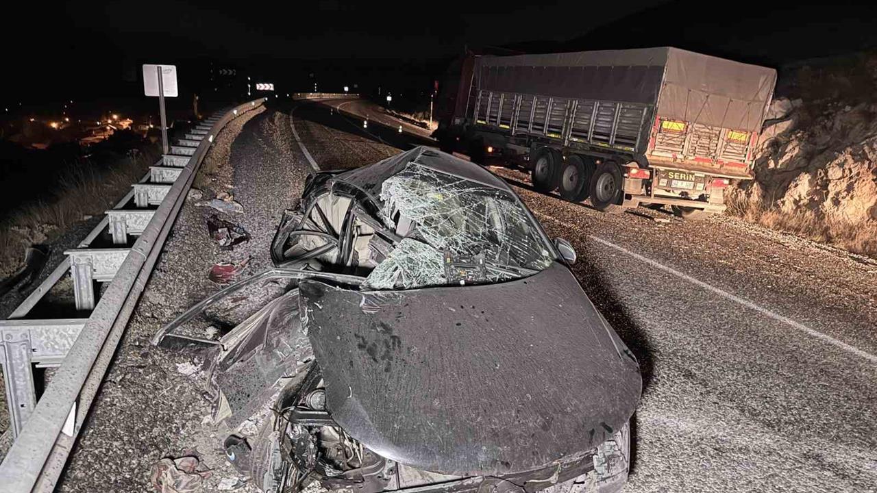 Afyonkarahisar Çay'da Tıra Çarpan Otomobilde 4 Kişi Yaralandı