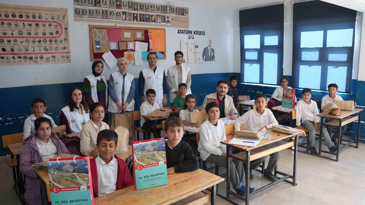 Diyarbakır Eğil'de Çocuklara Diş ve Sağlık Hediyeleri Dağıtıldı