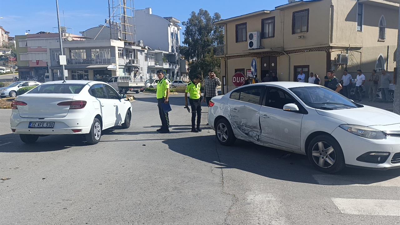Manavgat'ta Kavşakta İki Otomobilin Çarpışması Sonucu 1 Kişi Yaralandı