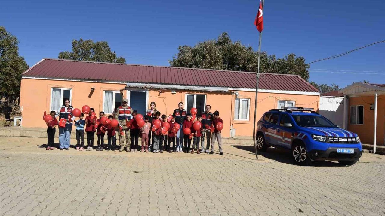 Diyarbakır Dicle'de Jandarma, Öğrencilere Tanıtım Yaparak Bilgilendirdi