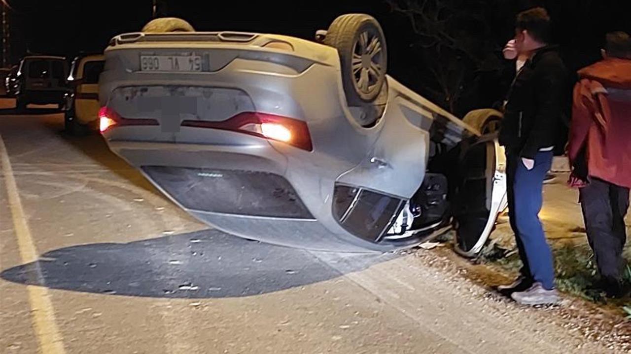 Sakarya Kaynarca'da Yola Dökülen Kuma Çarpan Otomobil Takla Attı