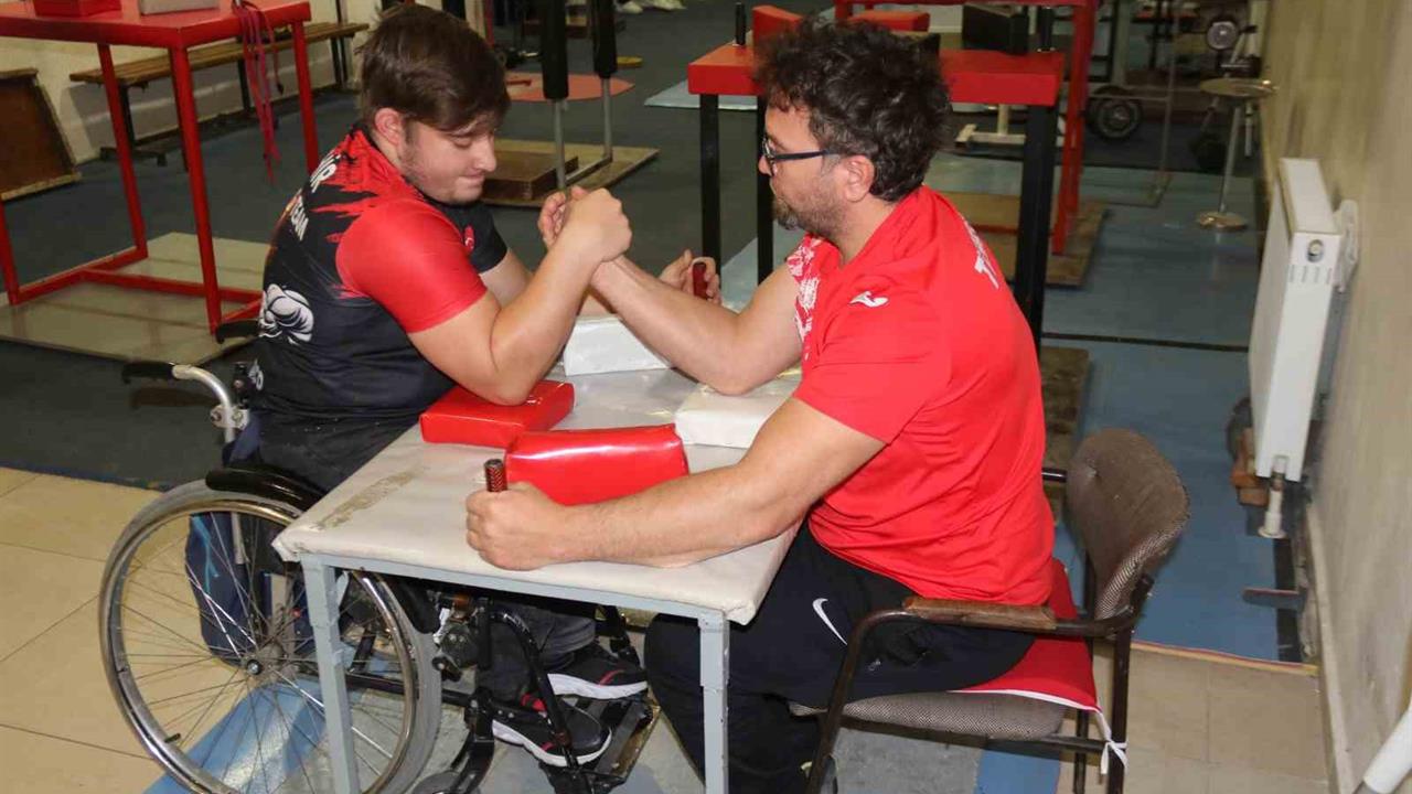 Eskişehir'de Engelli Öğrenciler Arasında Bilek Güreşi Yarışması Düzenlendi