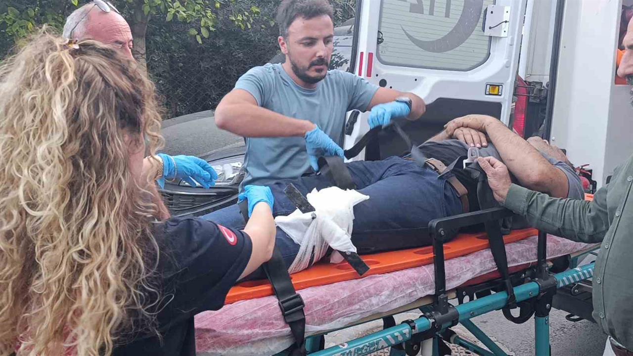 Antalya Manavgat'ta Korkuluk Demiri Bacağına Saplanan Osman Kaya Hastaneye Sevk Edildi