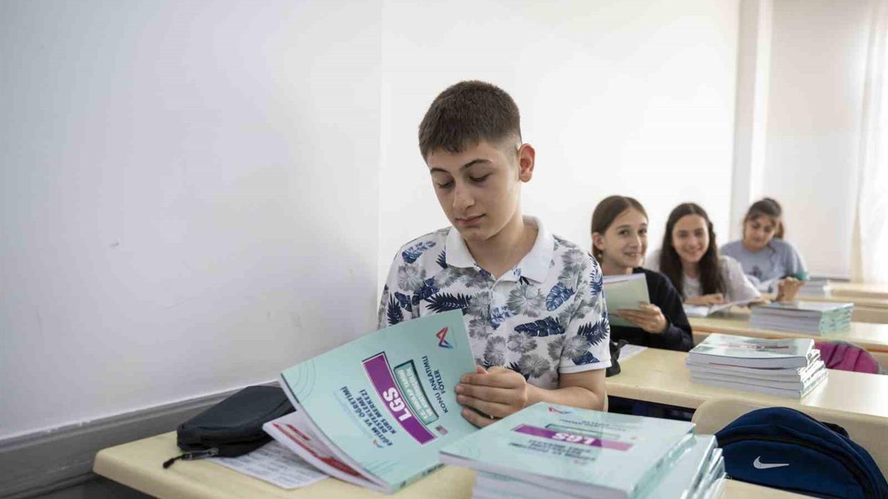 Mersin'de 5 Bin Öğrenciye Ücretsiz Kaynak Kitap Dağıtıldı