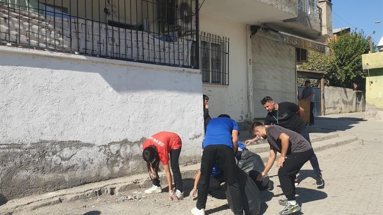 Cizre ilçesindeki Spor Lisesi öğrencileri, çevre bilinci oluşturmak için mahalleyi temizledi.