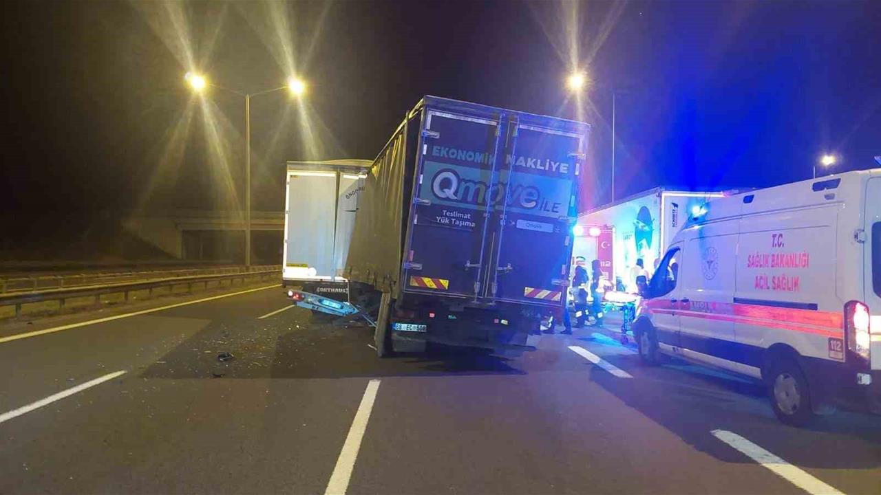 Bolu Gerede'de Arıza Yapan Tıra Çarpan Kamyon Sürücüsü Hayatını Kaybetti