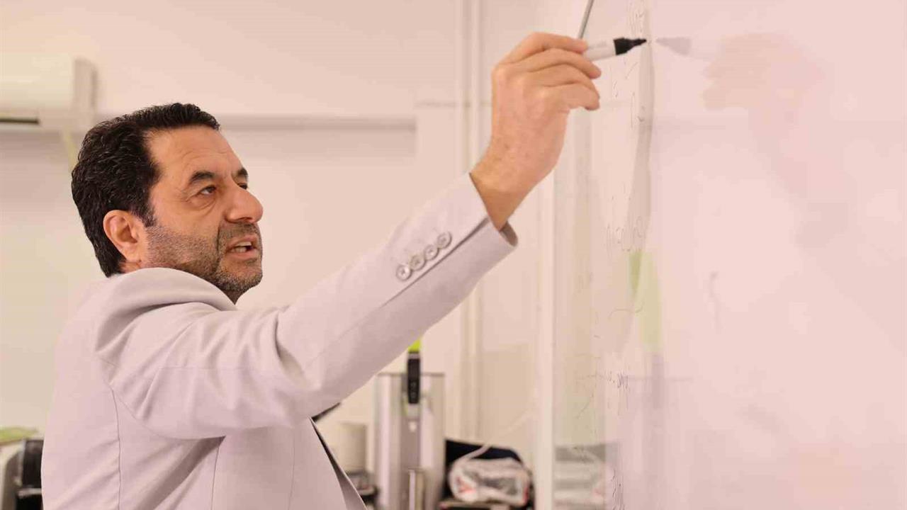 Elazığ'da Prof. Dr. Fahrettin Yakupanoğlu, Bilimin Ürün Haline Gelmesi Gerektiğini Belirtti