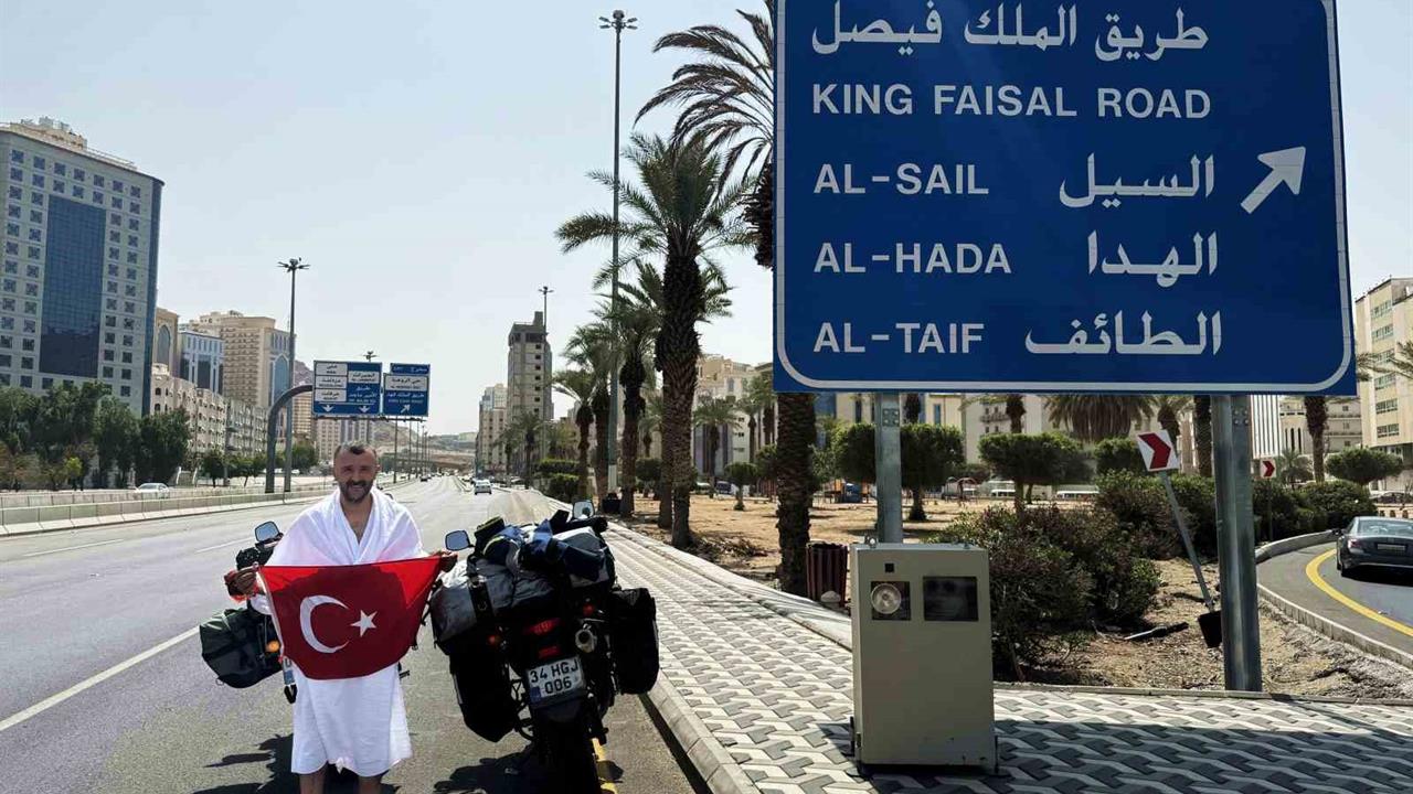 Sakarya'dan yola çıkan İbrahim Değerli, motosikletiyle 250 bin kilometre yol kat ederek umre görevini yerine getirdi.