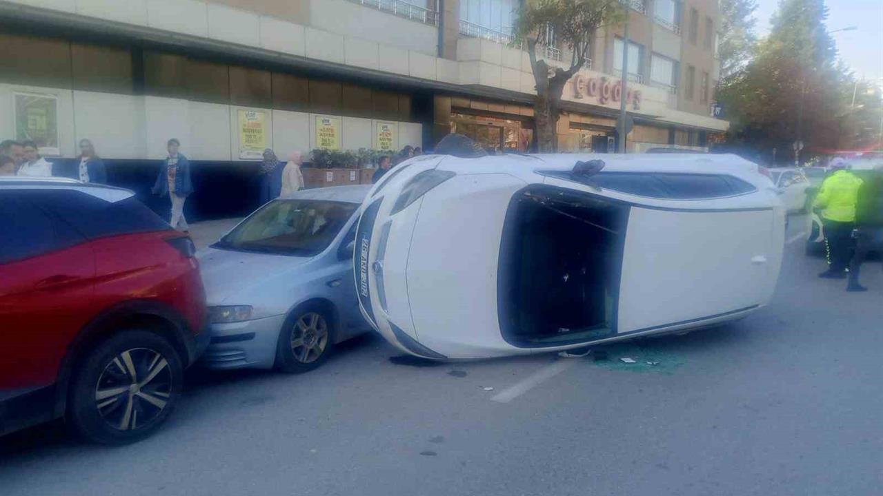 Eskişehir Uluönder Mahallesi'nde Park Halindeki Araçlara Çarpan Otomobil Yan Yattı