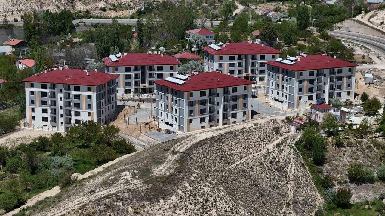 Gürün Sivas'ta Depremzedelere 85 Afet Konutunun Anahtarları Verildi