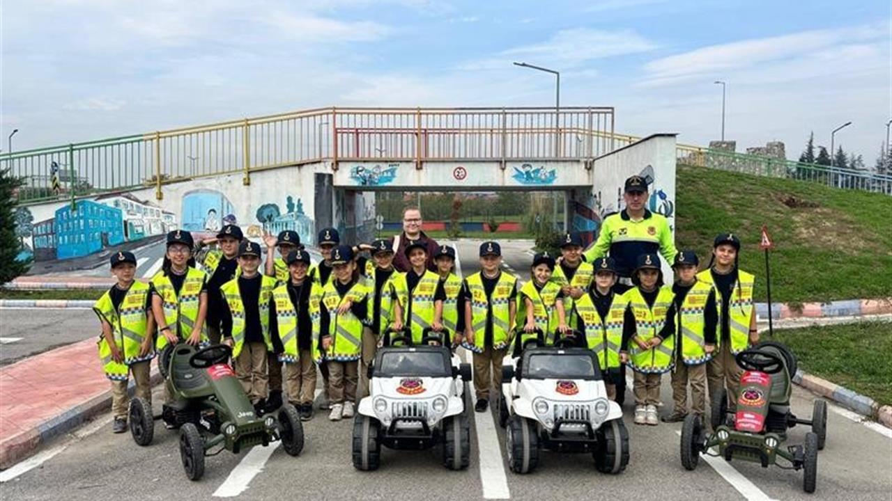 Düzce İl Jandarma Komutanlığı, Öğrencilere Trafik Kurallarını Uygulamalı Anlatıyor