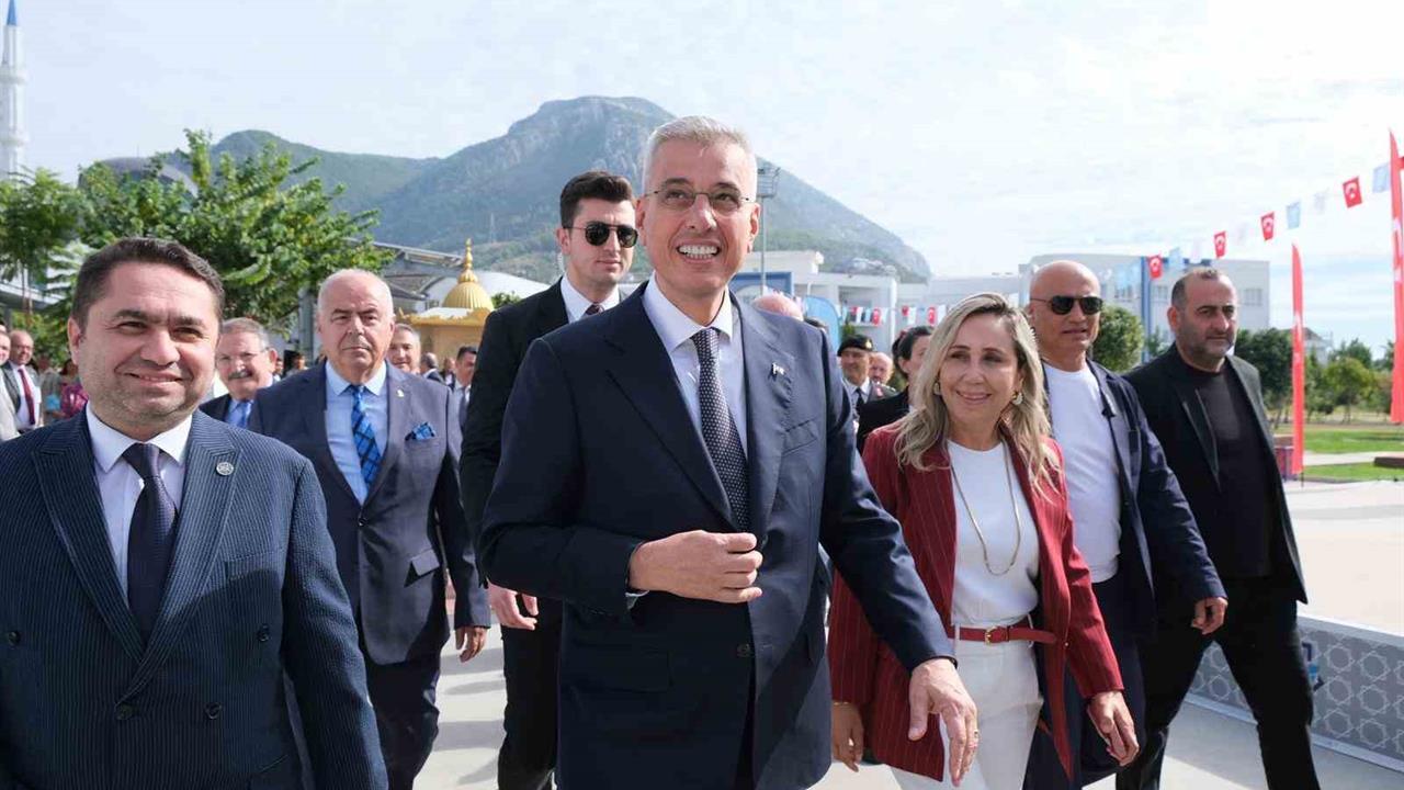 Antalya'da Sağlık Bakanı Prof. Dr. Kemal Memişoğlu, 25 yıllık sağlık başarılarını vurguladı.