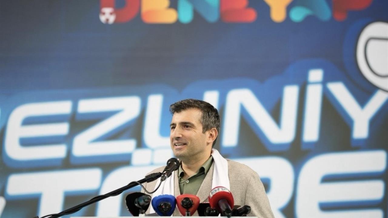 İstanbul'da Selçuk Bayraktar Mezun Gençlere Hitap Etti