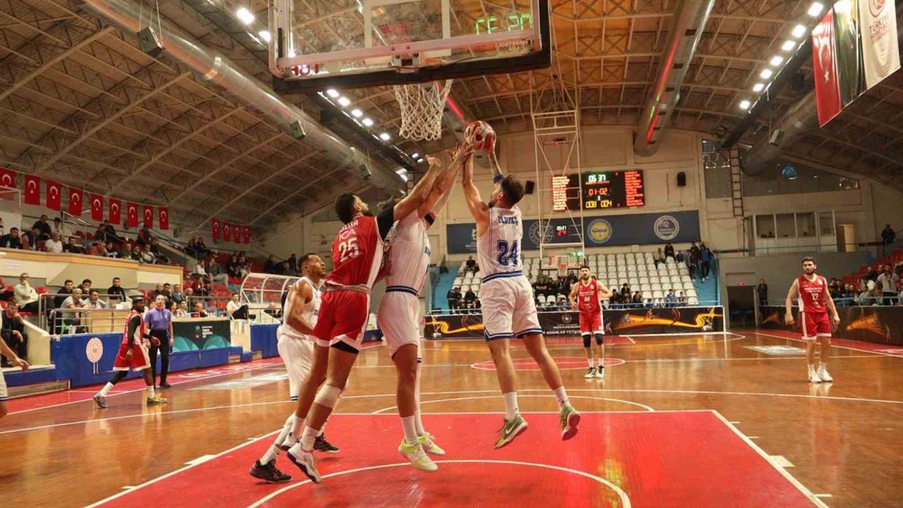 Kocaeli Büyükşehir Belediye Kağıtspor, Pizzabulls Cedi Osman Basketbol'u 93-78 ile Geçti
