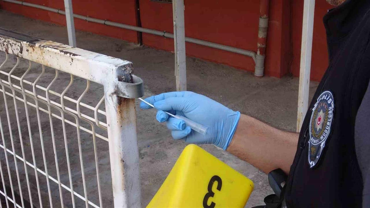 Antalya Kepez'de Alkol Alan Şahıs, Yoldan Geçen Bir Adamı Bıçaklayarak Ağır Yaraladı