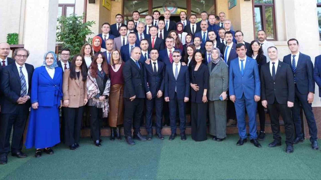 Bakan Tekin, Taşkent Türk Okulu'nu Ziyaret Ederek Öğretmenlerle Buluştu