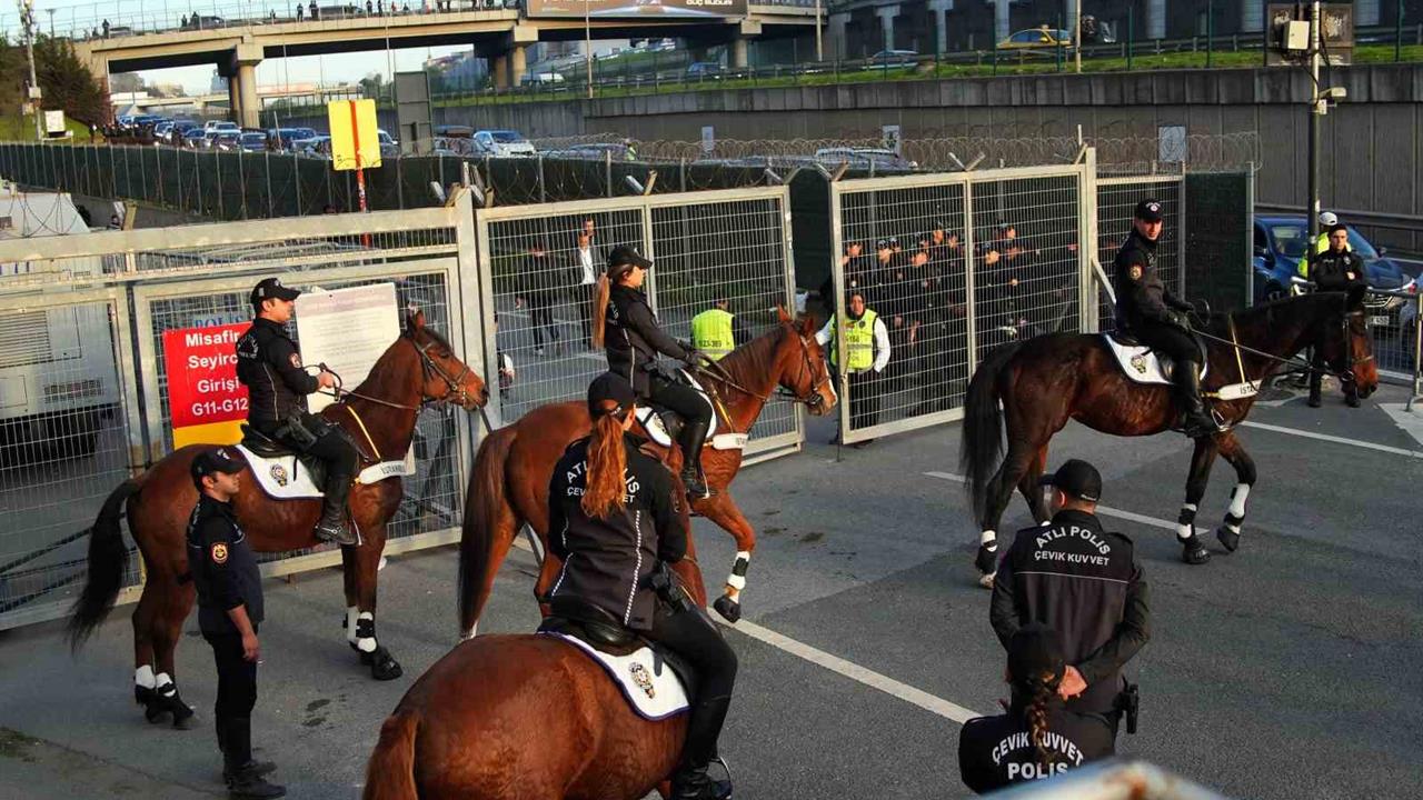 İstanbul RAMS Park’ta Trabzonspor Taraftarları Maçı Bekliyor