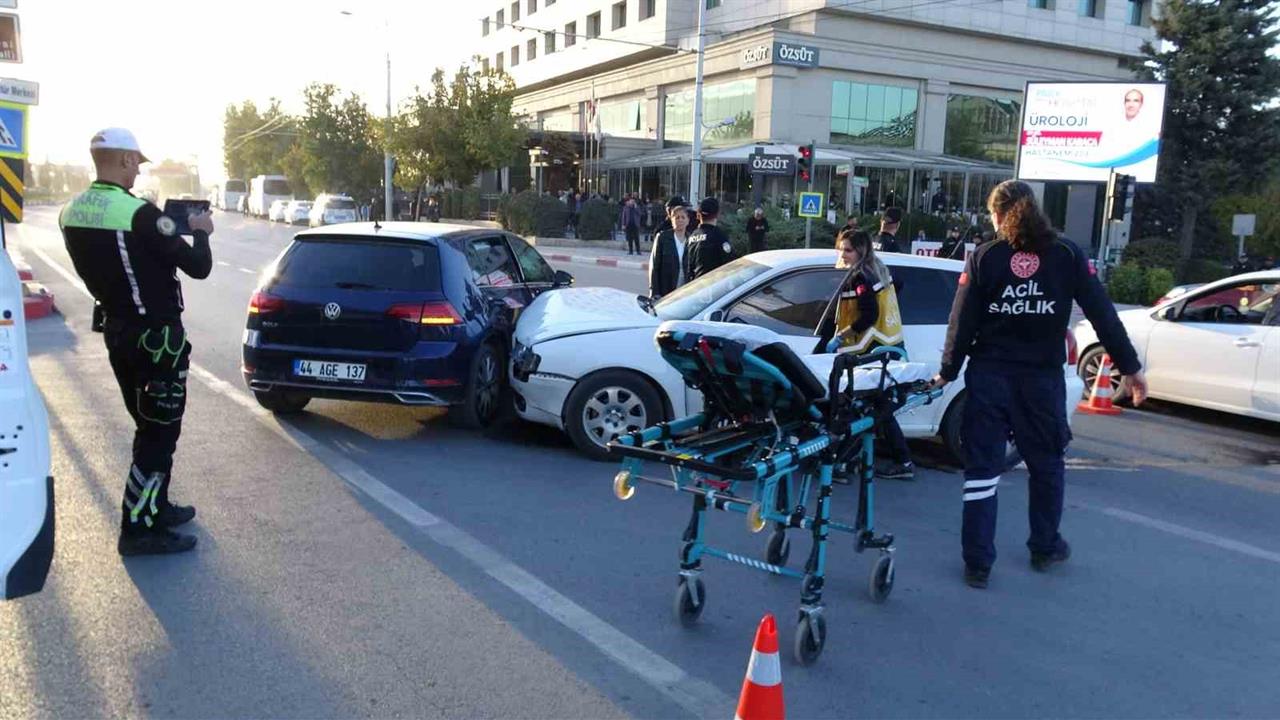 Malatya'da İki Otomobilin Çarpışması Sonucu 1 Kişi Yaralandı
