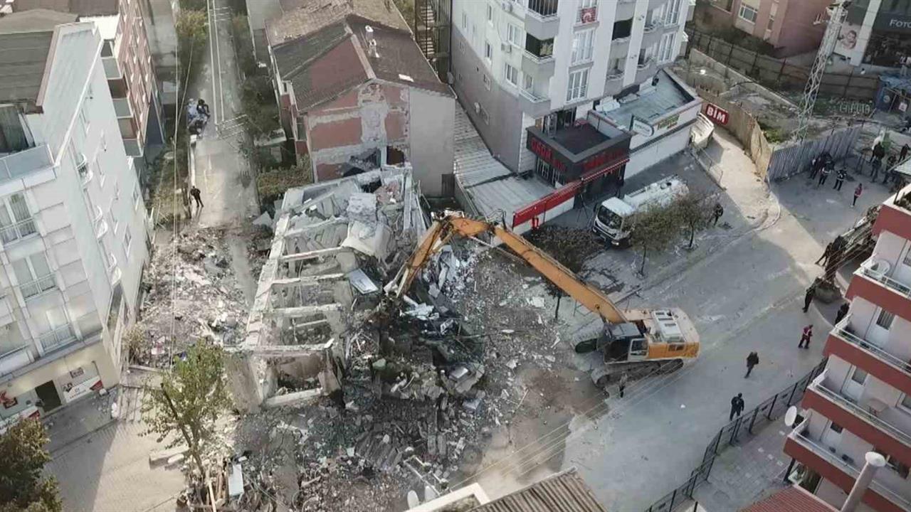 Kocaeli'nde 4 Kişinin Hayatını Kaybettiği Binanın Enkazı Kaldırılıyor
