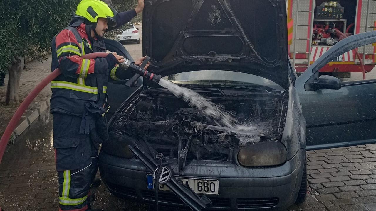 Aydın Efeler'de Seyir Halindeki Otomobil Yangını İtfaiye Ekipleri Tarafından Söndürüldü