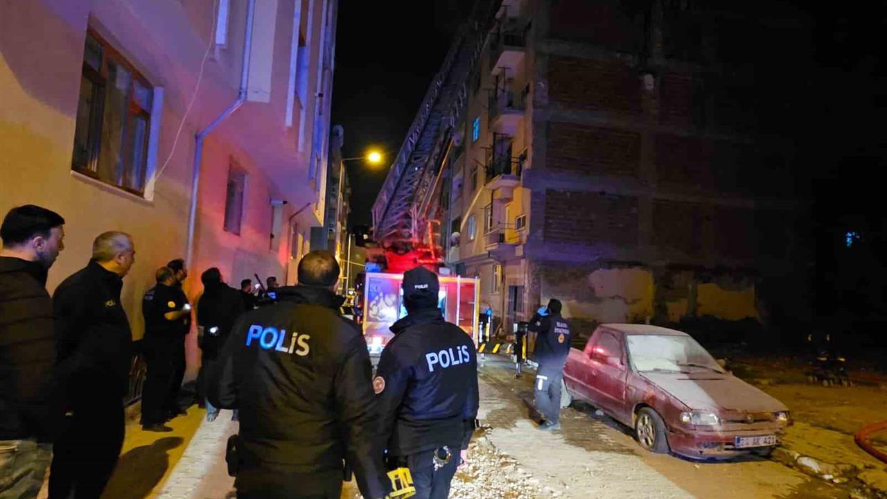 Elazığ Nailbey Mahallesi'nde Çatı Yangınında 1 Kişi Dumandan Etkilendi