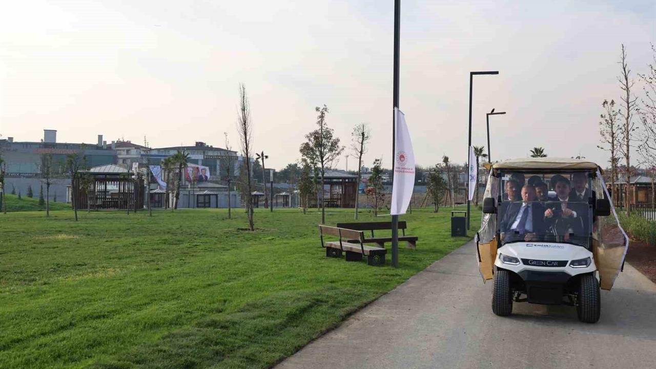 Cumhurbaşkanı Erdoğan, İstanbul Atatürk Havalimanı Millet Bahçesi'nde Esnafı Ziyaret Etti