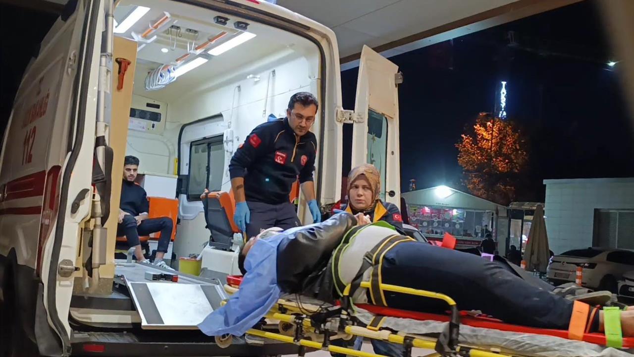 Bursa İnegöl'de Kontrolden Çıkan Araç Ağaca Çarptı, 3 Kişi Yaralandı