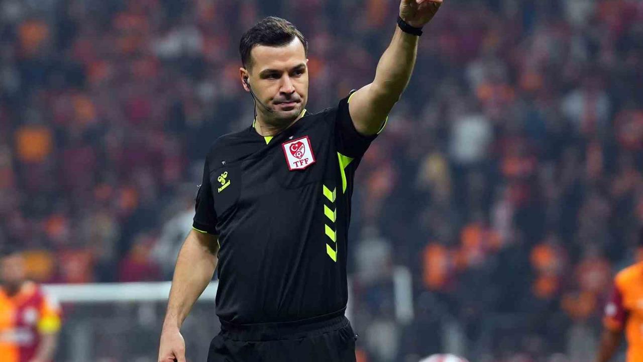 Trabzonspor'un Futbolcusu Bouchouari, Galatasaray Maçında Kırmızı Kart Gördü