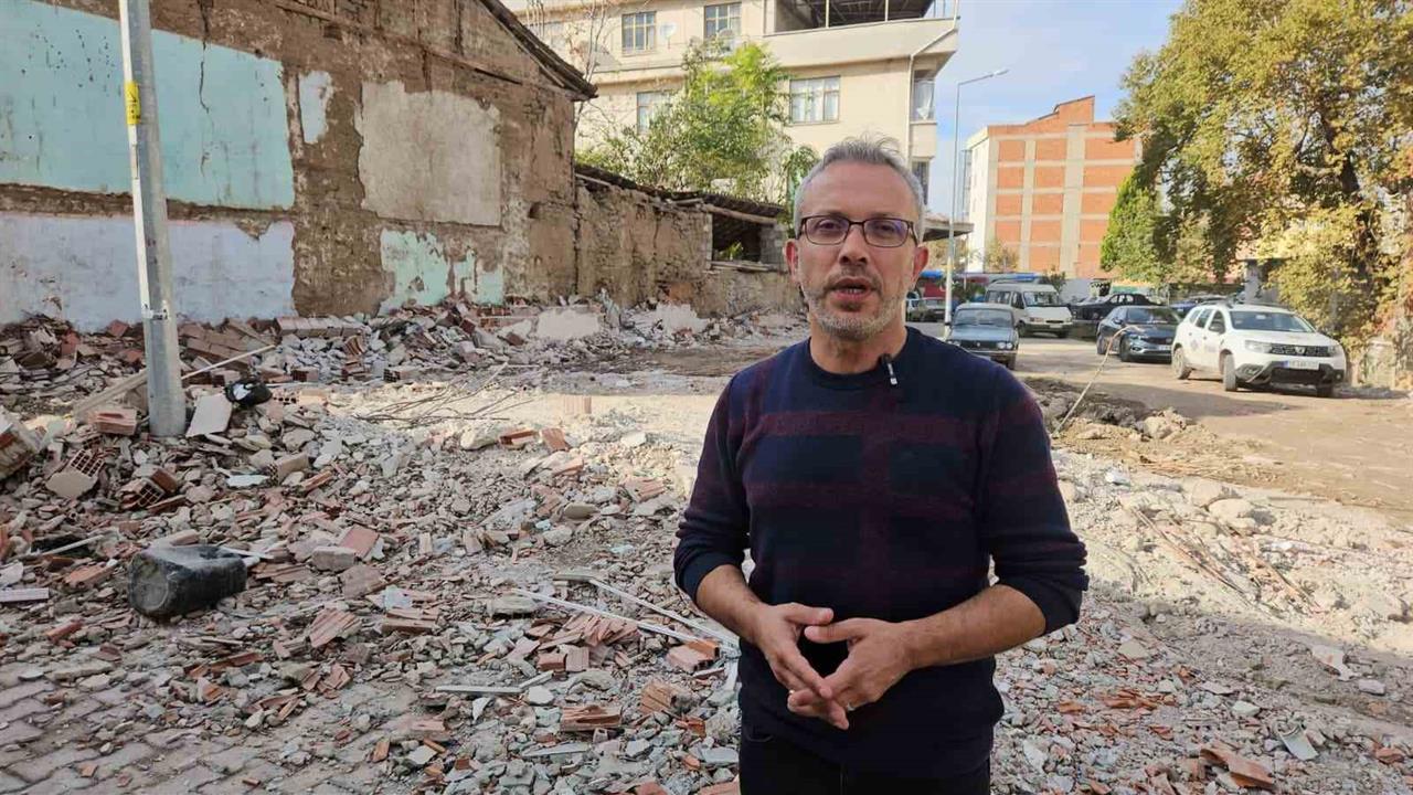 Sındırgı'da 36 Saat Kalan Ahmet Yakut, Depremlerin Karakteristiğini Açıkladı