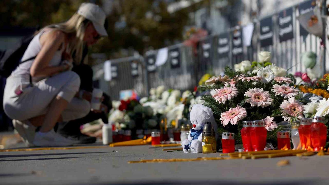 Novi Sad'da Tren İstasyonu Faciasının Yıldönümünde On Binlerce Kişi Bir Araya Geldi