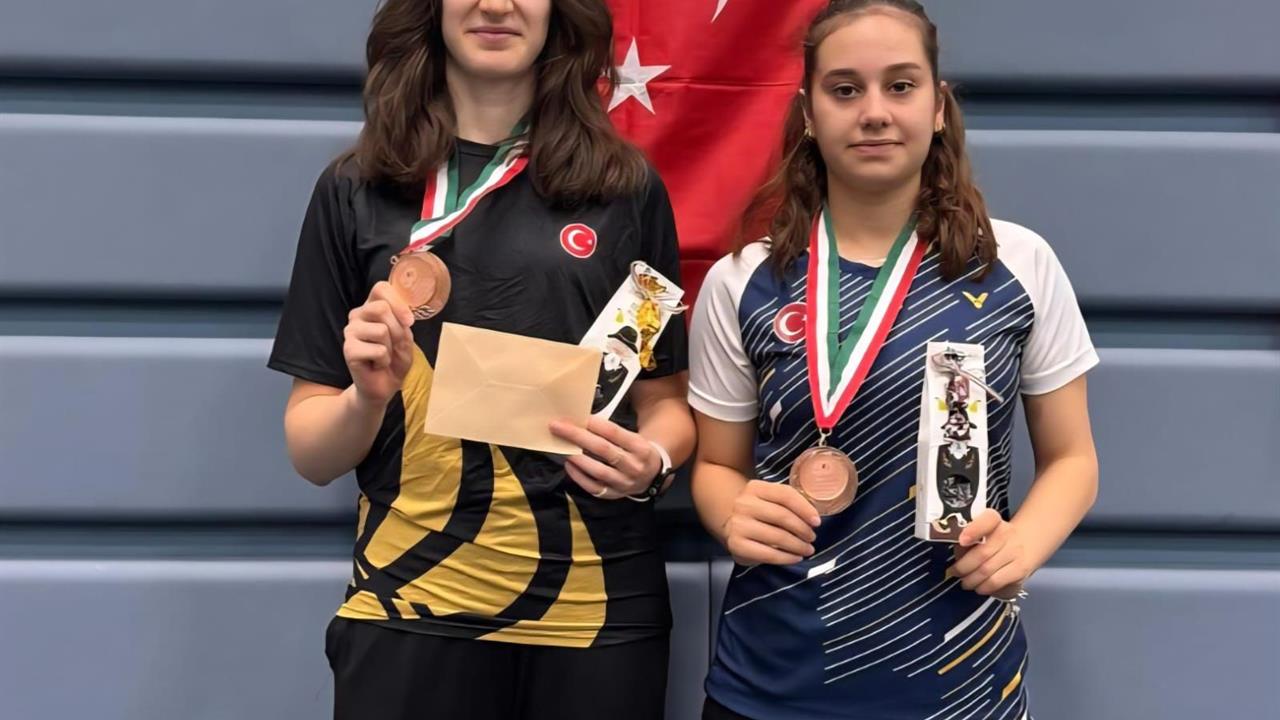 Erzincan'da Badmintoncu Zehra Erdem ve Nisa Nur Çimen, Macaristan'da Üçüncülük Elde Etti