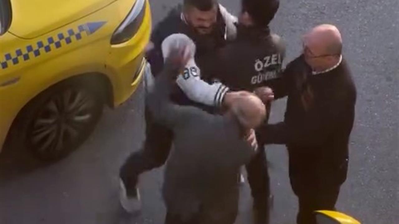 Başakşehir'de İki Taksici Arasında Yaşanan Tokatlı Saldırı Olayı Kameralara Yansıdı