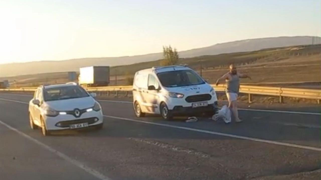 Erzurum Horasan'da Trafikte Bekleyen Araçların Üzerine Atlayan Şahıs Gözaltına Alındı