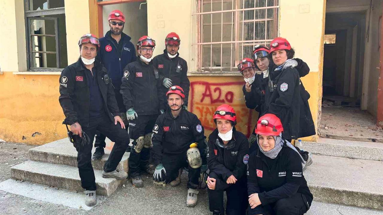 YAKUT, İzmir'de Gerçekleşen Deprem Tatbikatında Etkileyici Performans Gösterdi
