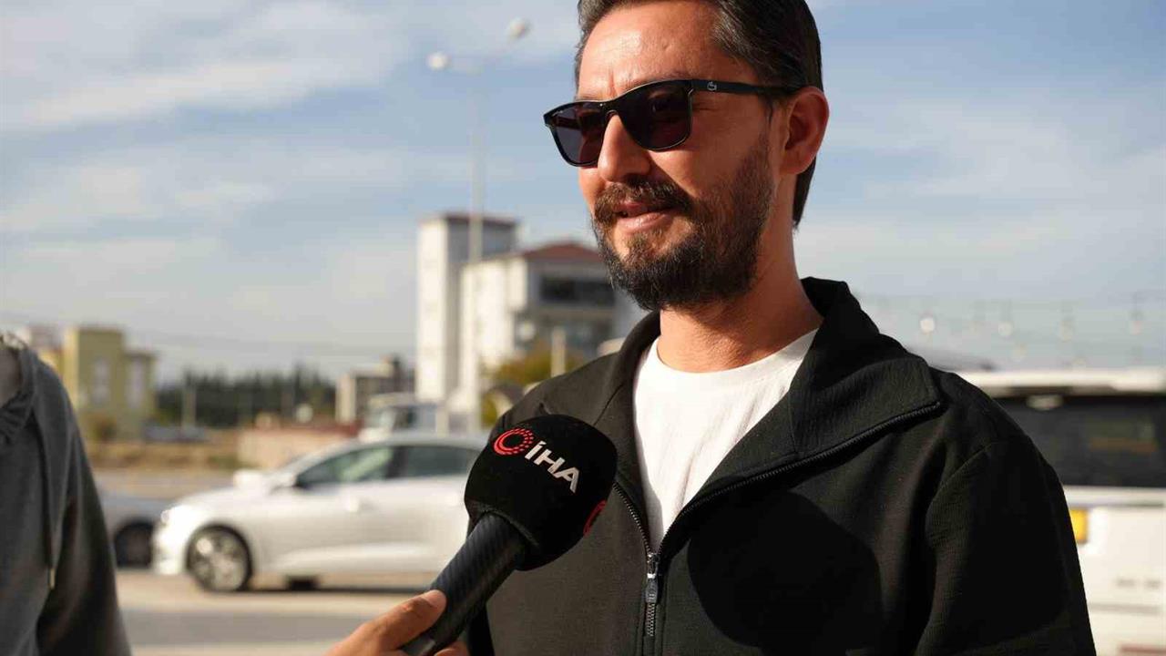 Denizli'de Galerici Faruk Maşalı, Avukat Cübbesiyle Araç Tanıtımı Yaptı