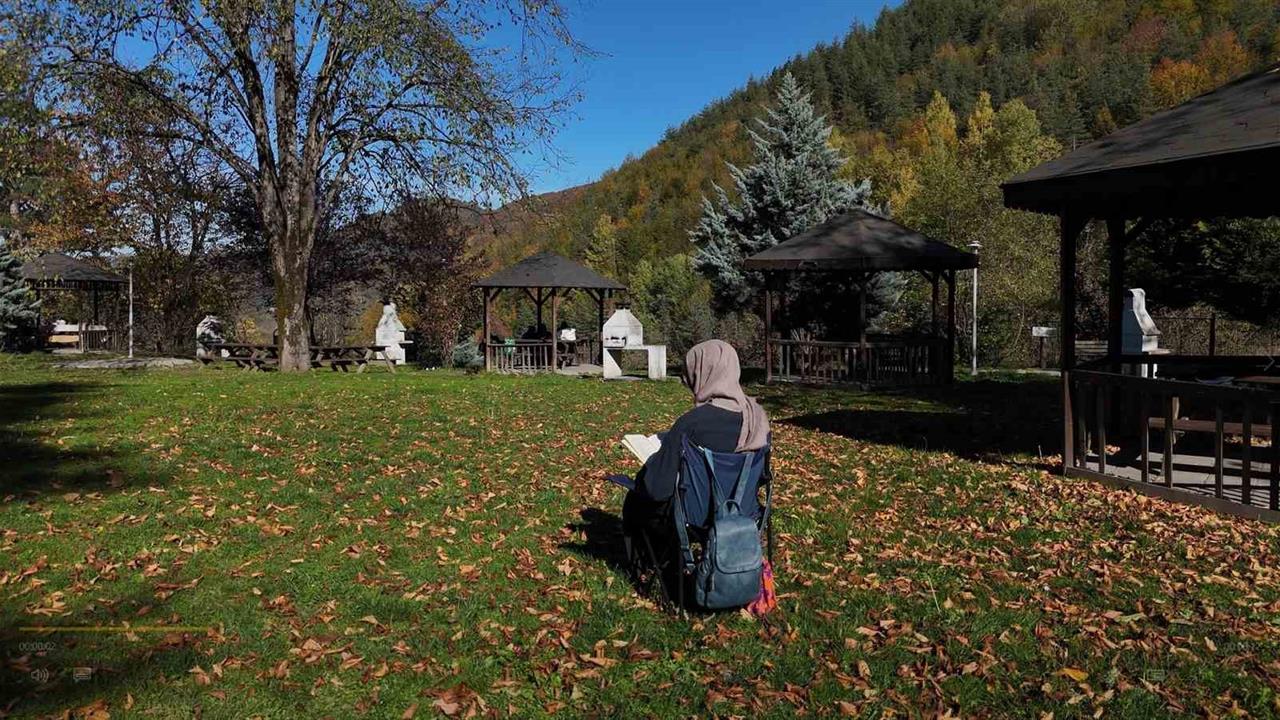Düzce Samandere'deki Cadı Kazanı Şelalesi Sonbahar Güzellikleriyle Dikkat Çekiyor