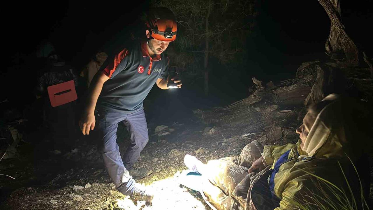 Antalya Kumluca'da Dağlık Alanda Mahsur Kalan Ukraynalı Kadın Kurtarıldı