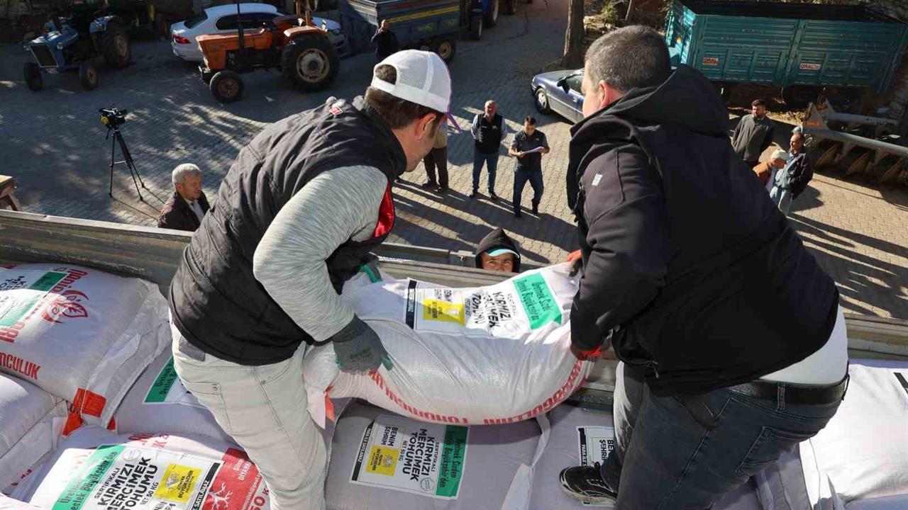 Konya Büyükşehir Belediyesi'nden Çiftçilere Kuraklığa Dayanıklı Tohum Desteği Sağlandı